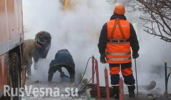 «И томос светится в дыму...»: Интернет смеётся над авариями на теплосетях Киева (ФОТО)