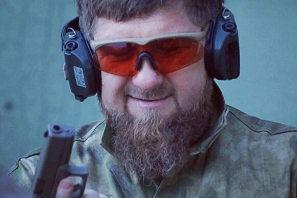 Кадырова разблокировали в Instagram. Первым постом он обратился к «члену семьи» пистолету
