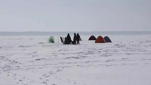 Льдину с рыбаками оторвало от берега в Якутии и уносит в море