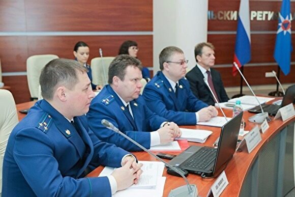 Медведев поручил обеспечить прокуроров баллончиками, шлемами и бронежилетами