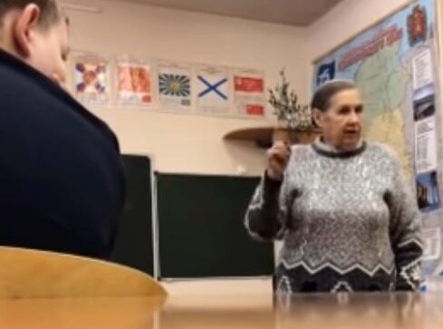 Минобр не станет наказывать педагога, упомянувшую о расстрелах из-за фразы про Путина