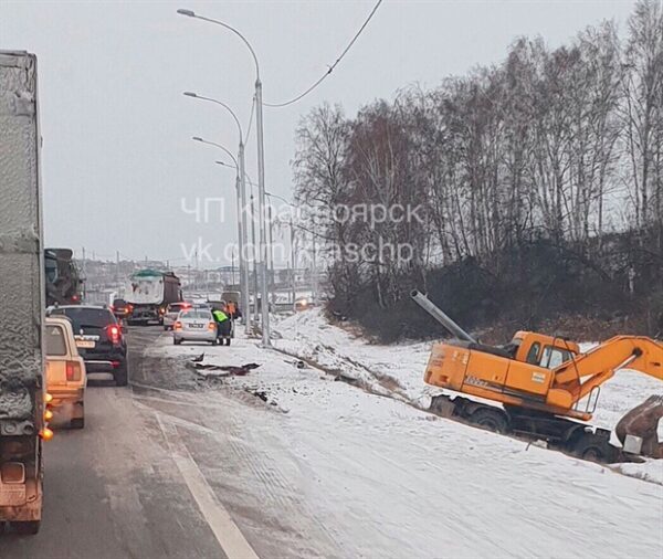 На дороге в аэропорт Красноярск грузовой автомобиль столкнулся с экскаватором