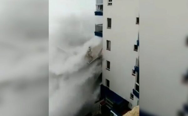 На Канарах огромные волны повредили жилые дома — «Смели» балконы