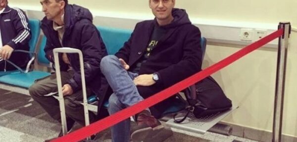 Навального не выпустили за границу