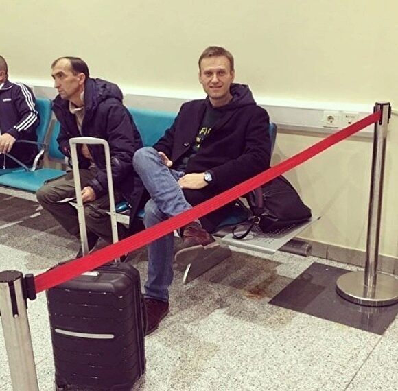 Навальный заявил, что его незаконно не выпустили за границу