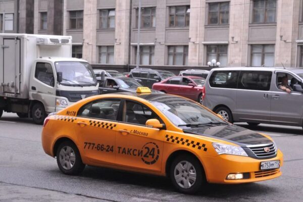 Невероятно! Московский таксист 8 часов ждал девушку у подъезда, чтобы вернуть ей оставленный в машине кошелек