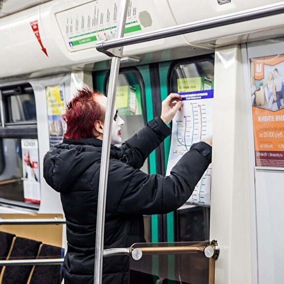 Петербургский художник расклеил в метро карту, где вместо станций – отделения полиции