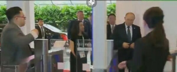 При проходе Путина через металлоискатель на саммите в Сингапуре рамка устройства зазвенела (утверждает СМИ)