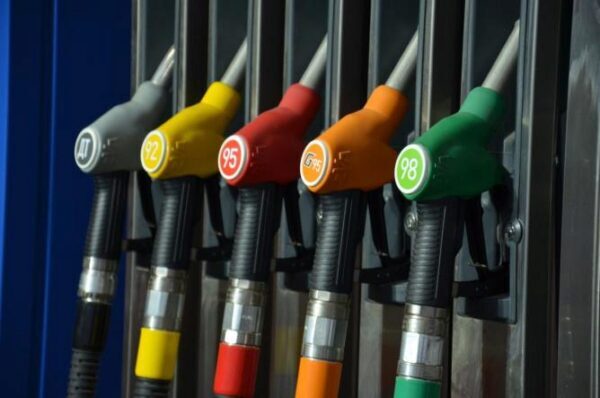 Российские нефтяники подписали соглашение о заморозке цен на бензин