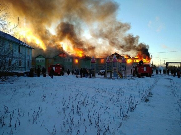 Сгоревший в Пурпе дом восстановлению не подлежит. Власти оплатят погорельцам аренду жилья
