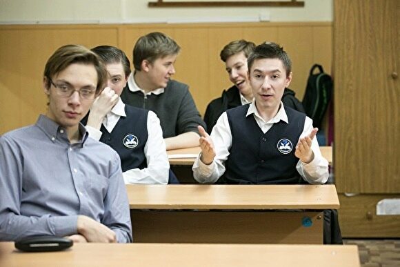 Школьники в регионах РФ запустили флешмоб с надписью «Путин — вор»