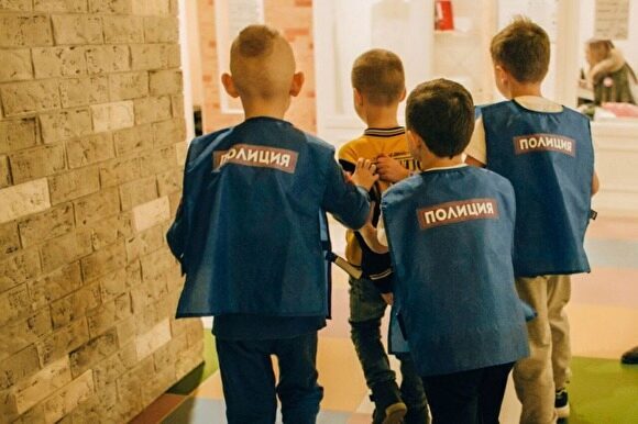 СМИ: В Мурманской области полицейские на мастер-классе нарядили детей в тюремную робу