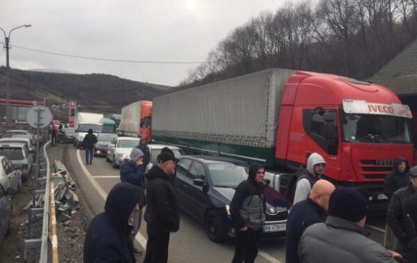 Украинцы заблокировали движение на трассе Киев — Чоп