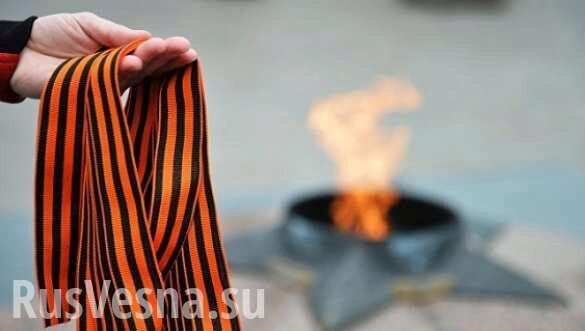 В Киеве неонацисты отобрали и сожгли георгиевскую ленту (ФОТО)