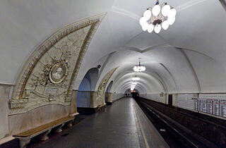 В московском метрополитене теряли бензопилу, карниз и обои