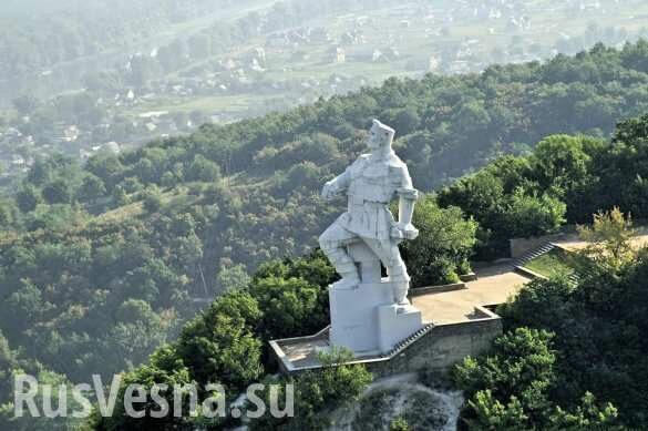 В оккупированном Святогорске реставрируют памятник «отцу ДНР» (ВИДЕО)