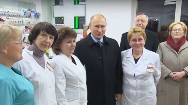 В сети комментируют видео, где Путин фотографируется с сотрудниками аптеки в Санкт-Петербурге