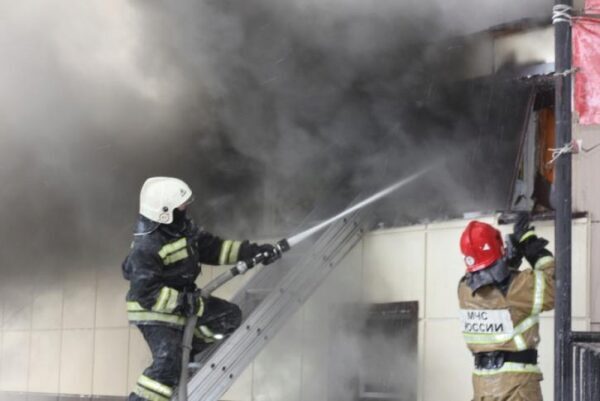 В Таганроге из-за пожара эвакуировали людей в административном здании