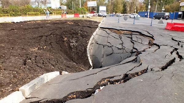 В Вольске обвалилась дорога из-за отсутствия канализационных труб, на которые потратили 1 млрд рублей