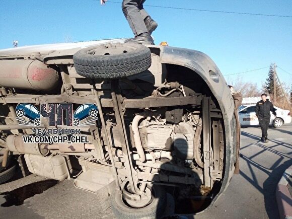 В Челябинске при столкновении трех автомобилей перевернулась «Газель»