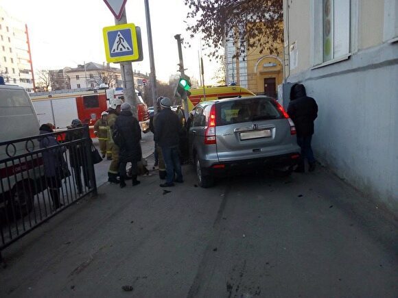 В Екатеринбурге машина вылетела на тротуар и сбила женщину с коляской. Ребенок в коме