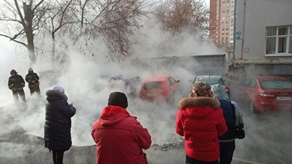 В Екатеринбурге сотрудникам МЧС пришлось доставать людей из машины, залитой кипятком