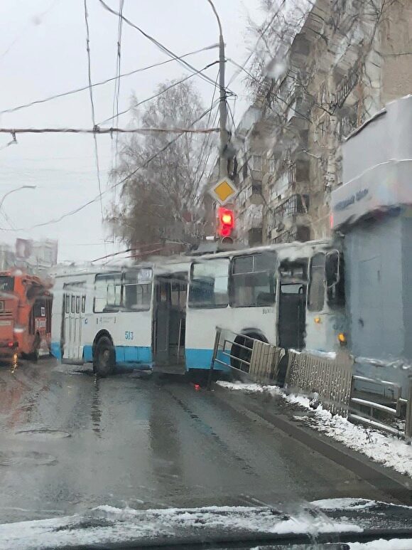 В Екатеринбурге троллейбус сбил пешехода и врезался в киоск