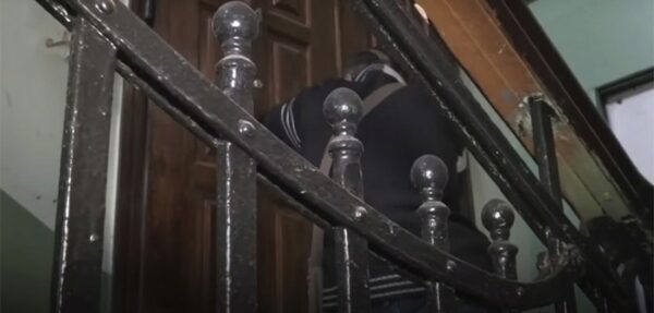 Видео: СБУ пытается выломать дверь в квартиру Бережной