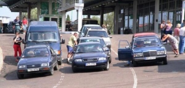 Владельцы авто на «еврономерах» перекрыли проспект перед Мининфраструктуры