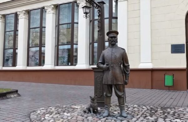 В Минске задержали лицеиста за пощечину монументу «Минский городовой»