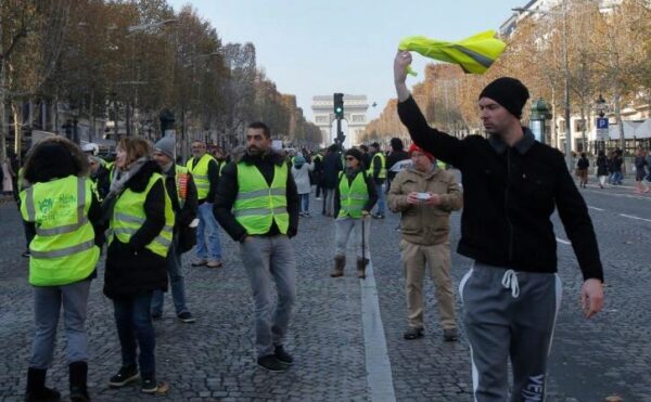 Во Франции участники акции протеста пытались прорваться к Елисейскому дворцу