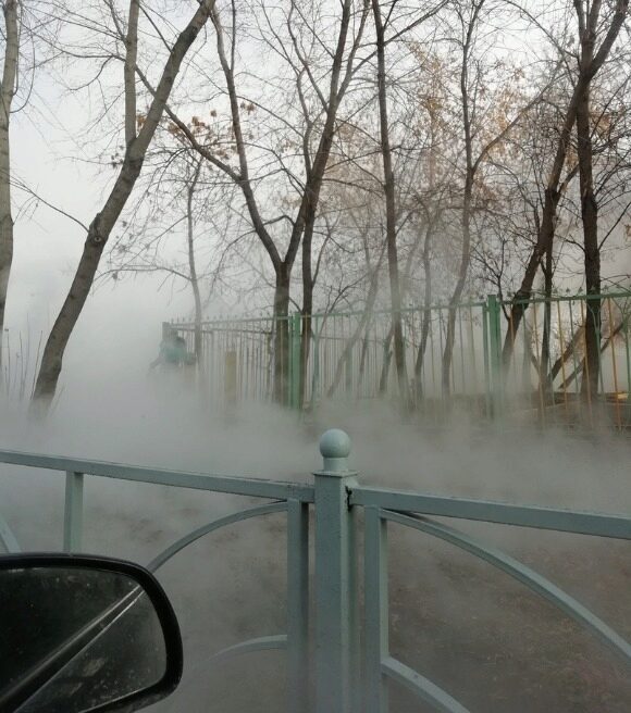 «Вода на уровне бордюра». В Екатеринбурге прорвало теплотрассу около Центрального стадиона
