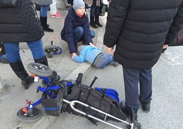 Водитель, сбивший переходов на тротуаре в Екатеринбурге, перепутал педали газа и тормоза