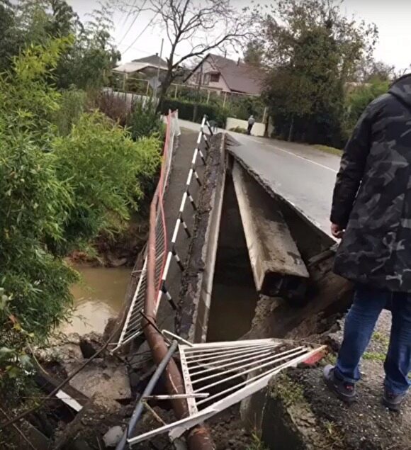 В Сочи из-за подтопления обрушился мост, ведущий в село Нижняя Шиловка