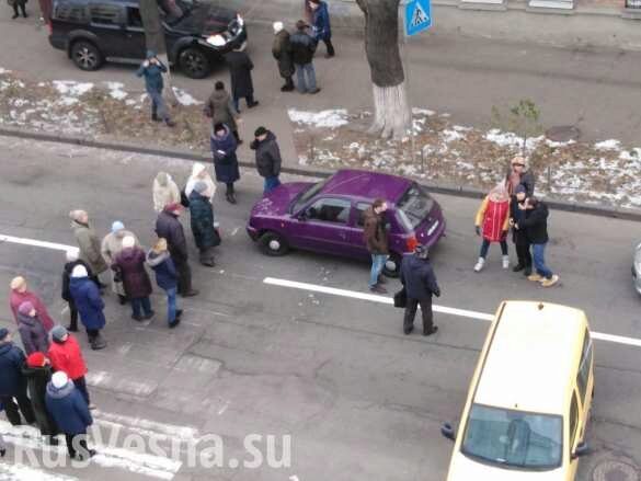 Замерзающие киевляне перекрывают улицы, возникают стычки с водителями (ФОТО, ВИДЕО)