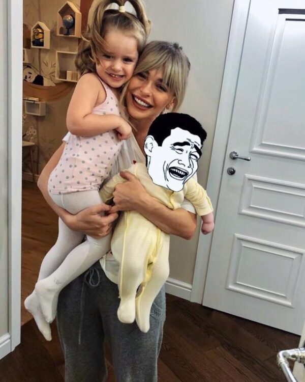 Анна Хилькевич показала забавное фото с двумя дочерьми в Instagram