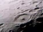 Астрономы обнаружили странное строение внутри лунного кратера