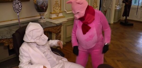 Директор одесского зоопарка снялся в новогоднем видео в костюме свиньи
