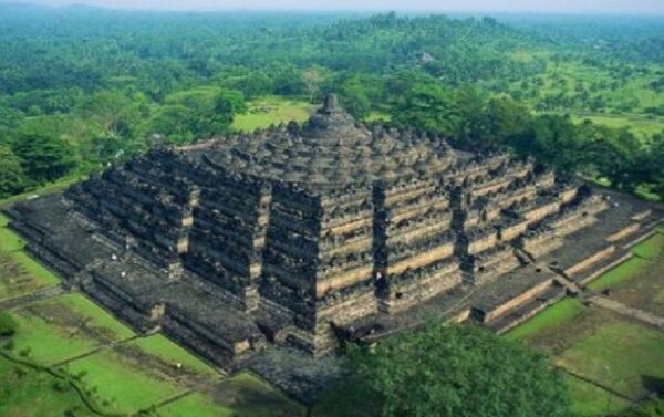Древнюю рукотворную структуру нашли в лесах Индонезии