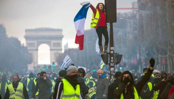Франция теряет деньги из-за протестов в Париже