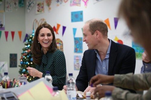Кейт Миддлтон и принц Уильям посетили детский госпиталь и сплели браслеты