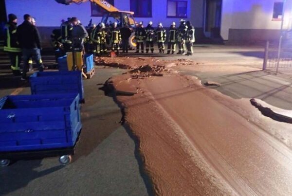 Курьезы: Тонна шоколада разлилась на улице в Германии
