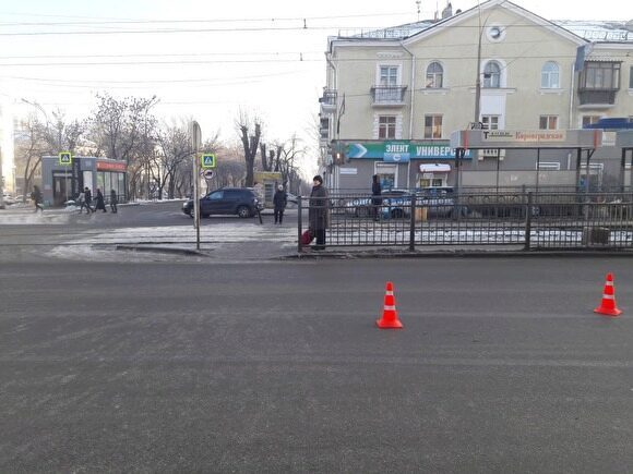 «Лежит и не встает». В Екатеринбурге на Уралмаше машина сбила 10-летнюю девочку