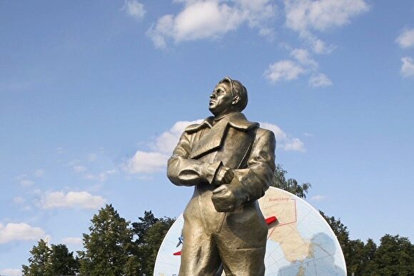 Мэрия Екатеринбурга разрешит жителям выбрать, где установить памятник Чкалову