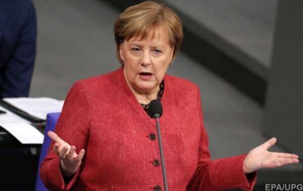 Меркель выступила за продление антироссийских санкций