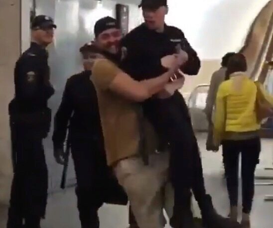 Мужчину, который в шутку поднял росгвардейца в метро, оштрафовали