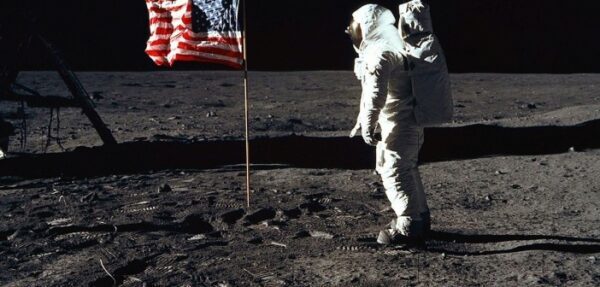 НАСА приглашает на экскурсию баскетболиста, который не верит в высадку американцев на Луну