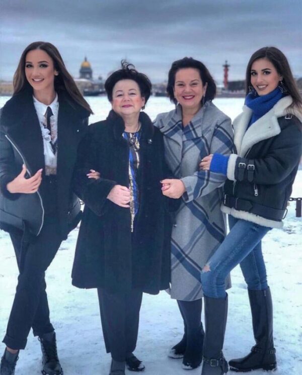 Ольга Бузова вместе со зрителями "Ледового дворца" поздравила бабушку с 80-летием