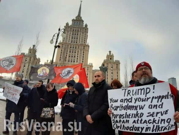 Православные протестовали у посольства США в Москве в знак поддержки братьев на Украине (ФОТО)