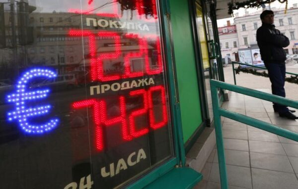 Путин запретил демонстрацию курсов валют на уличных табло